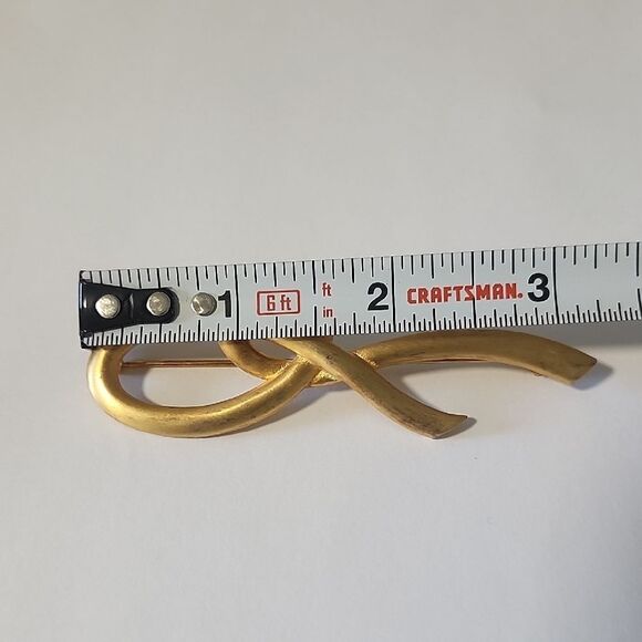 Brushed Gold Knot Loop Brooch - Picture 2 of 4